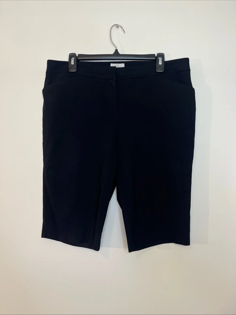 Women So Slimming By Chico’s Black Stretch Bermuda Short Size 2 Large